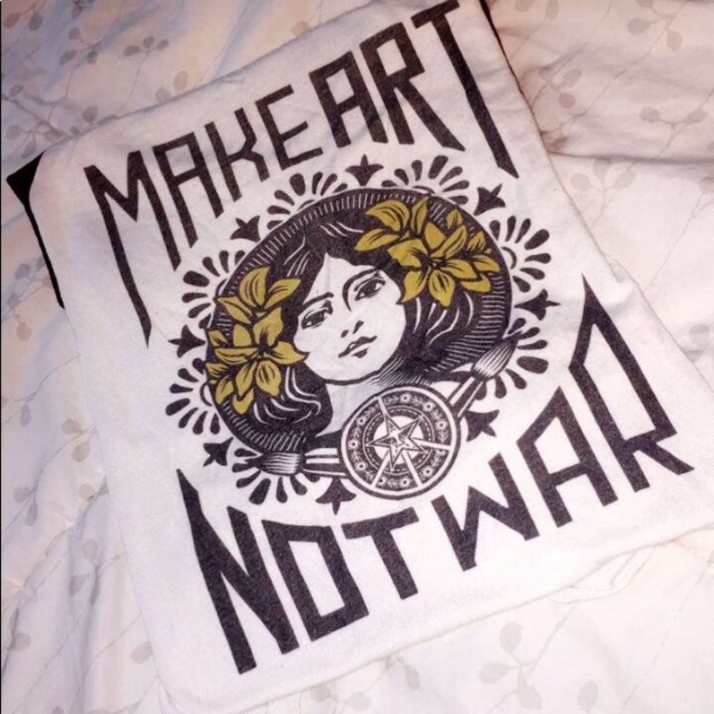 Make art not war tee